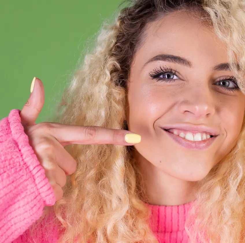 Neonsárga és zöld márványos nail art kövekkel díszítve